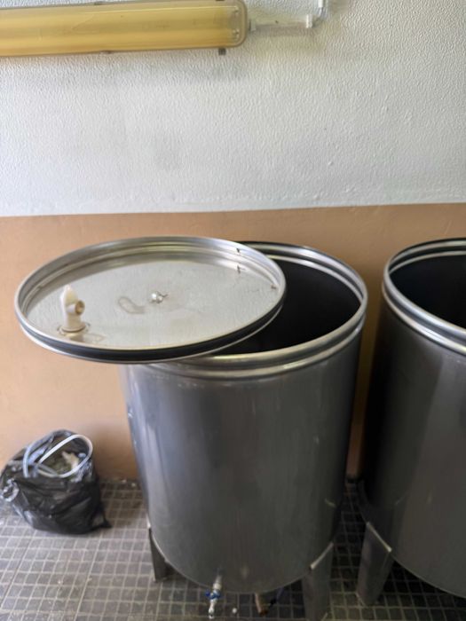 2 Tanques em Aço Inoxidável – 485 Litros Cada – Abertos com Tampa