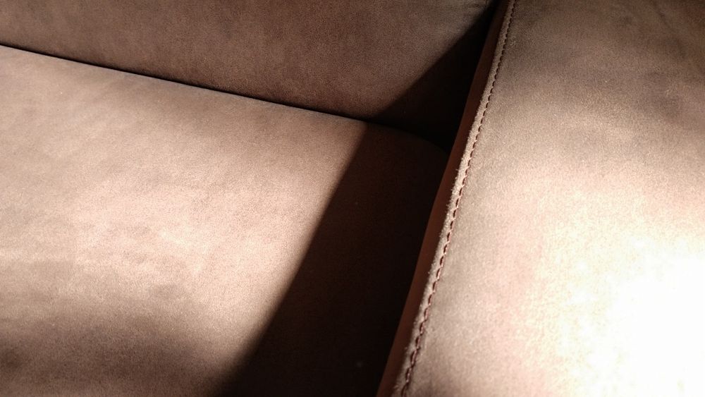 Sofá-Cama castanho de 2 lugares em camurça sintética