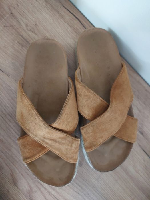 Brązowe klapki zamszowe na platformie r.39