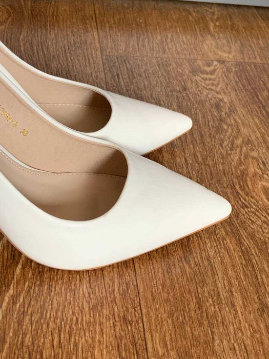 Туфлі білого кольору на високих підборах