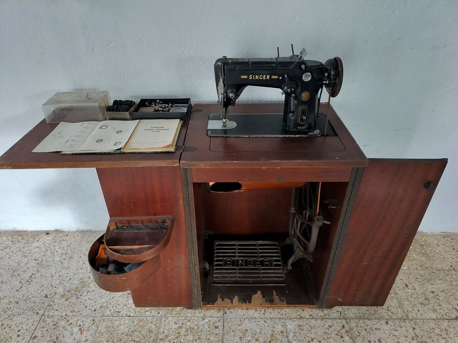 Máquina costura Singer antiga, excelente para colecionador, completa, com livro de instruções e acessórios, a funcionar