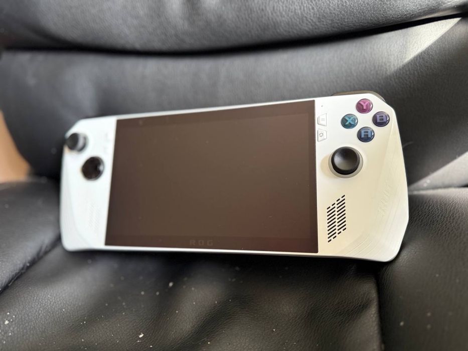 Портативна ігрова консоль Asus ROG Ally з процесором Z1 Extreme