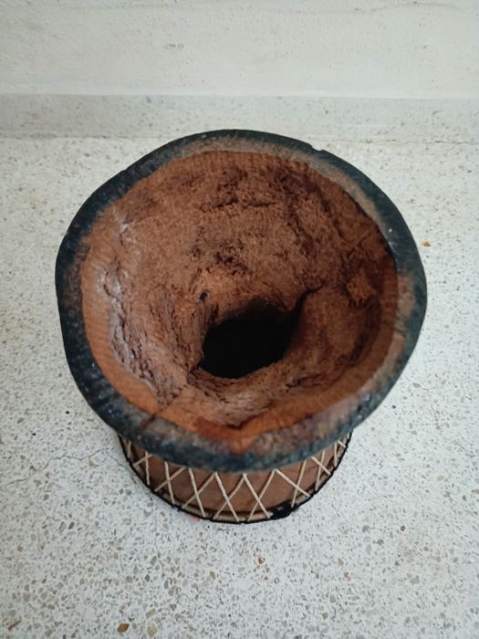 Djembē / tambor africano, medidas:
 27/18cm