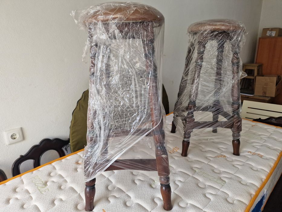 Par de Bancos de Bar em MOGNO Maciço com Assento em PELE Genuína