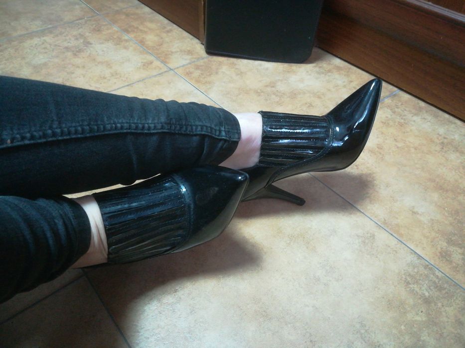 Czarne lakierowane botki 36