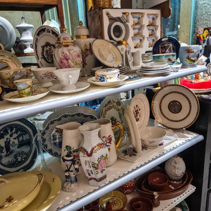 Prato Faiança Antigo – Decoração Heráldica Dourada e Azul-Cobalto