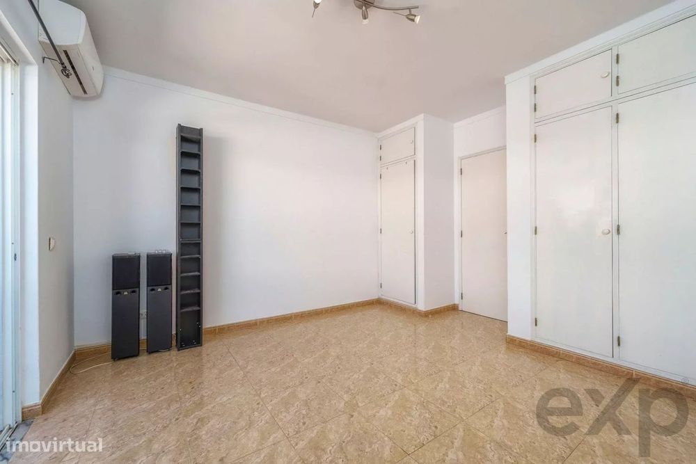 Moradia T2+1 com quintal e terraços com vista mar em Olhão, junto à Ri