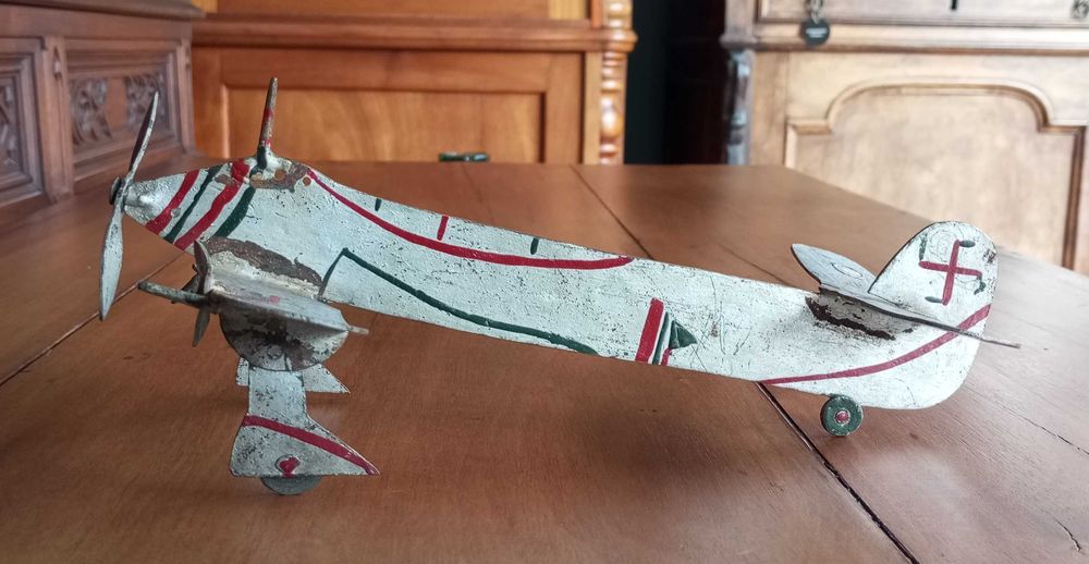 Antigo brinquedo artesanal Avião Alemão II Guerra Mundial em ferro