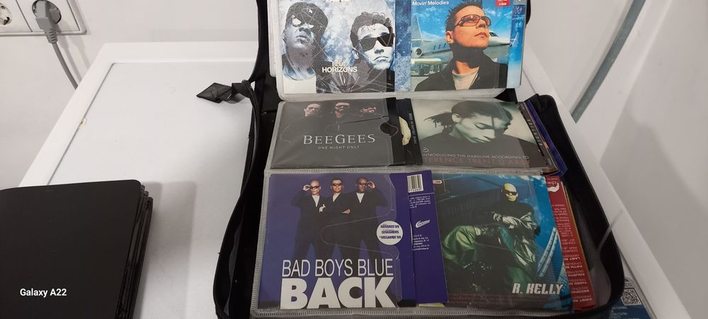 A VOLTA  DE 220 CD PARA DESACOPAR estou numa maleta