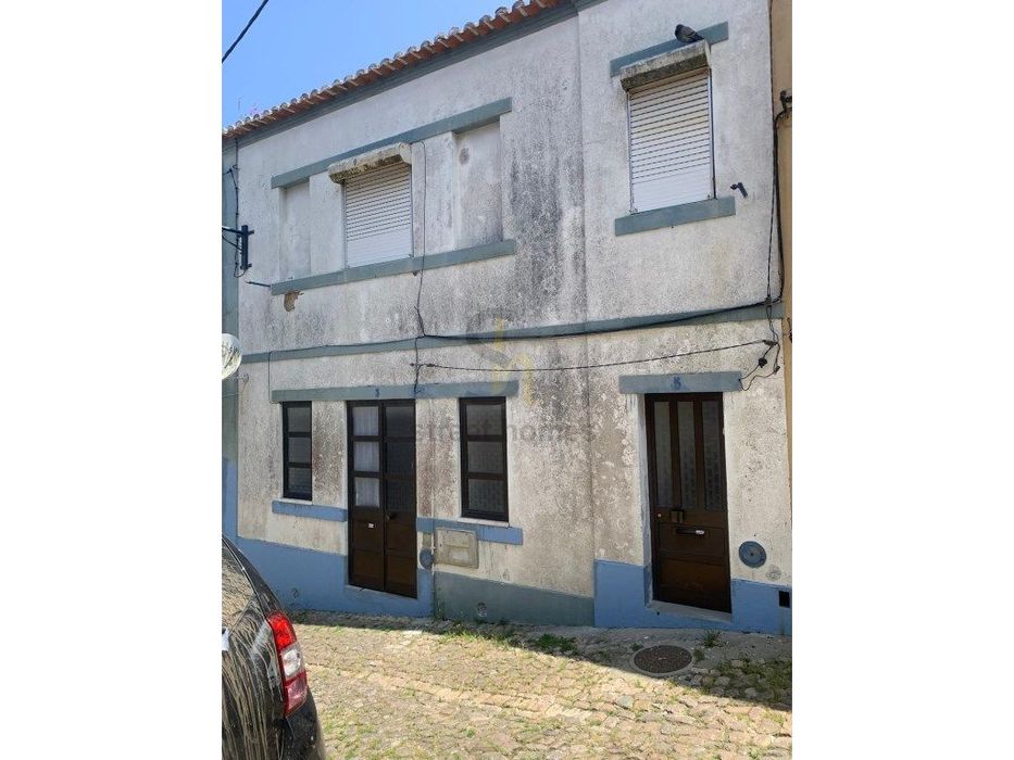 Prédio com 2 pisos com dois apartamentos independentes para recuper...