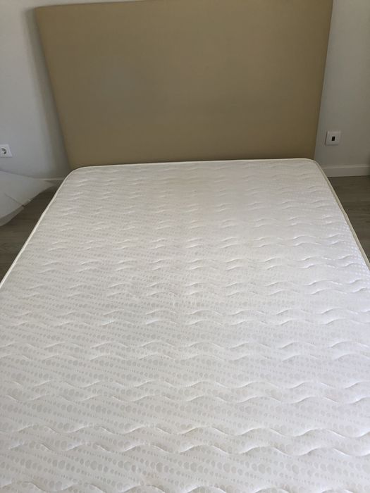 Cama de casal a preço de saldo