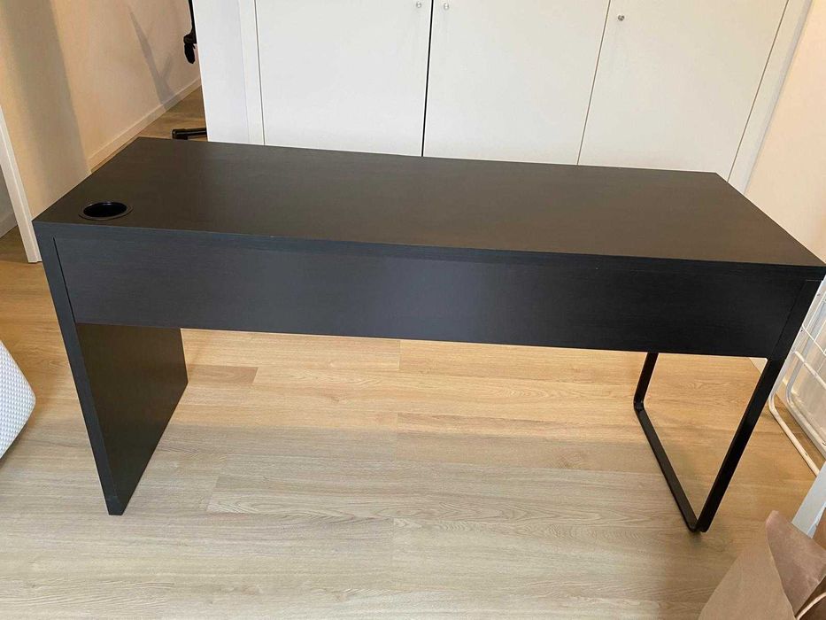 Secretária IKEA MICKE 142×50 cm, preto-castanho.