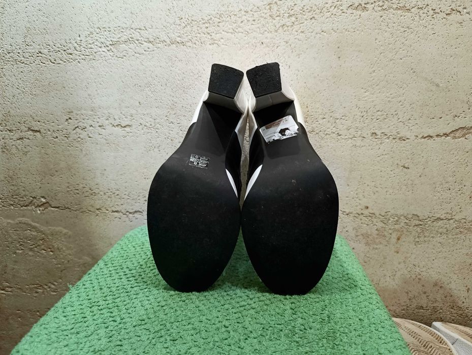 Czółenka na słupku CALVIN KLEIN r.38 skóra stan bardzo dobry