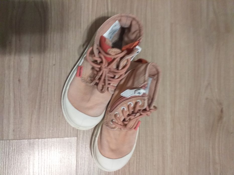 Кроссовки  светлые для девочки,б/у не дорого