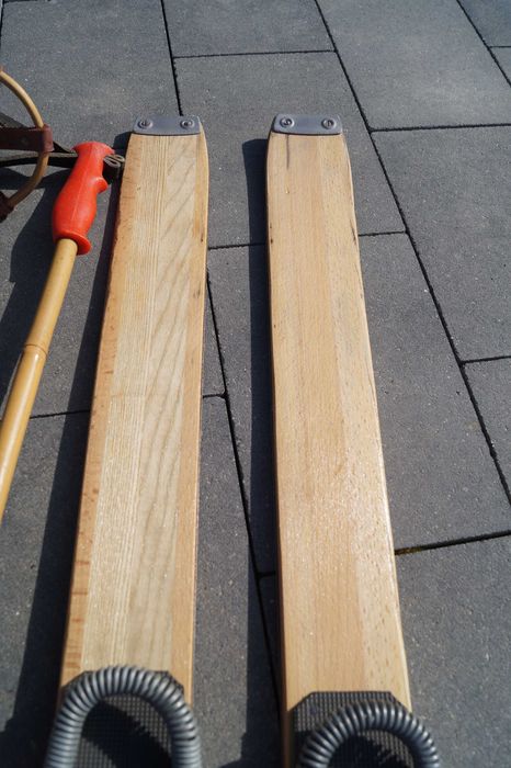 Stare narty drewniane 130 cm z kijkami