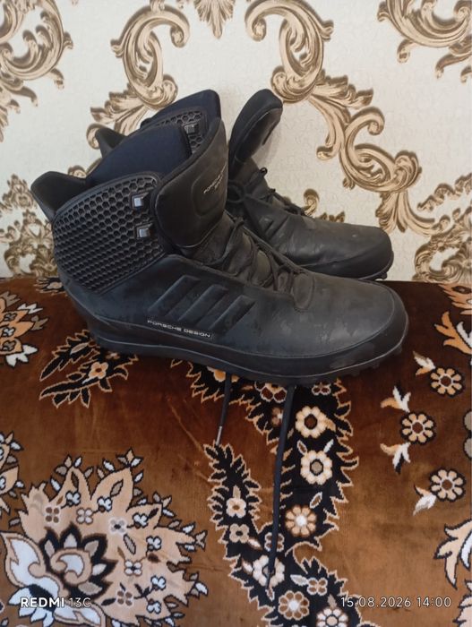 Ботінки Adidas.