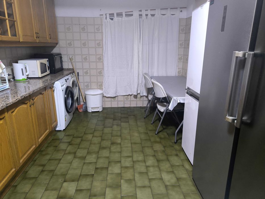 Quarto com cama de casal, espaçoso perto do metro de Odivelas