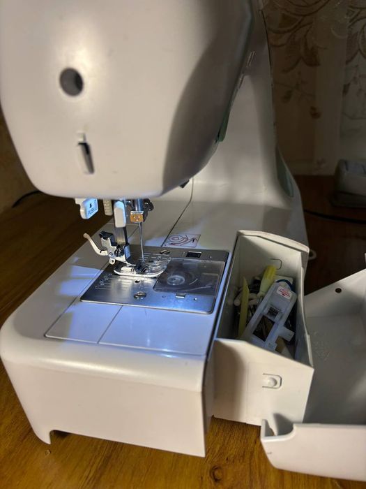 Швейна компьютеризированная машина MINERVA MC80