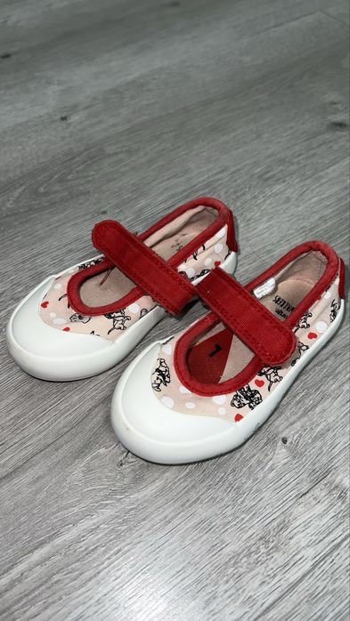 Взуття для дівчинки