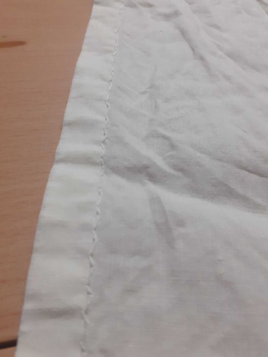 Pano branco em linho, com bordado à mão