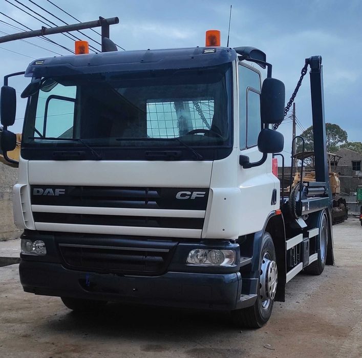 Camião DAF FACF75 (contentores)