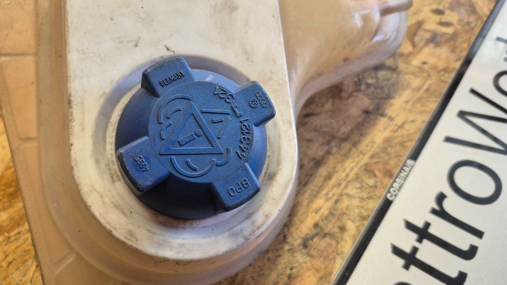 AUDI A4 B5/A6/PASSAT B5 ETC - Vaso de Expansão Original 8D0121,403C