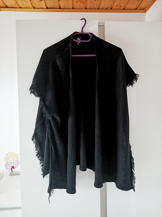 Czarna narzutka z frędzlami