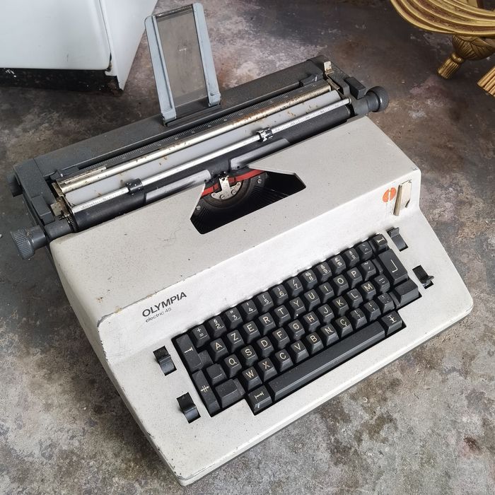 Máquina de escrever antiga Olimpia Elétric