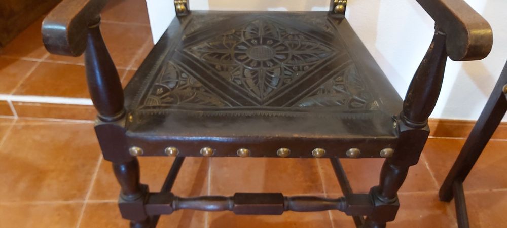 Cadeirões antigos em madeira maciça e pele