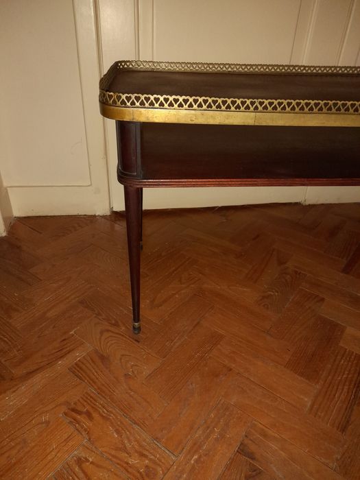 Mesa de centro com prateleira em baixo