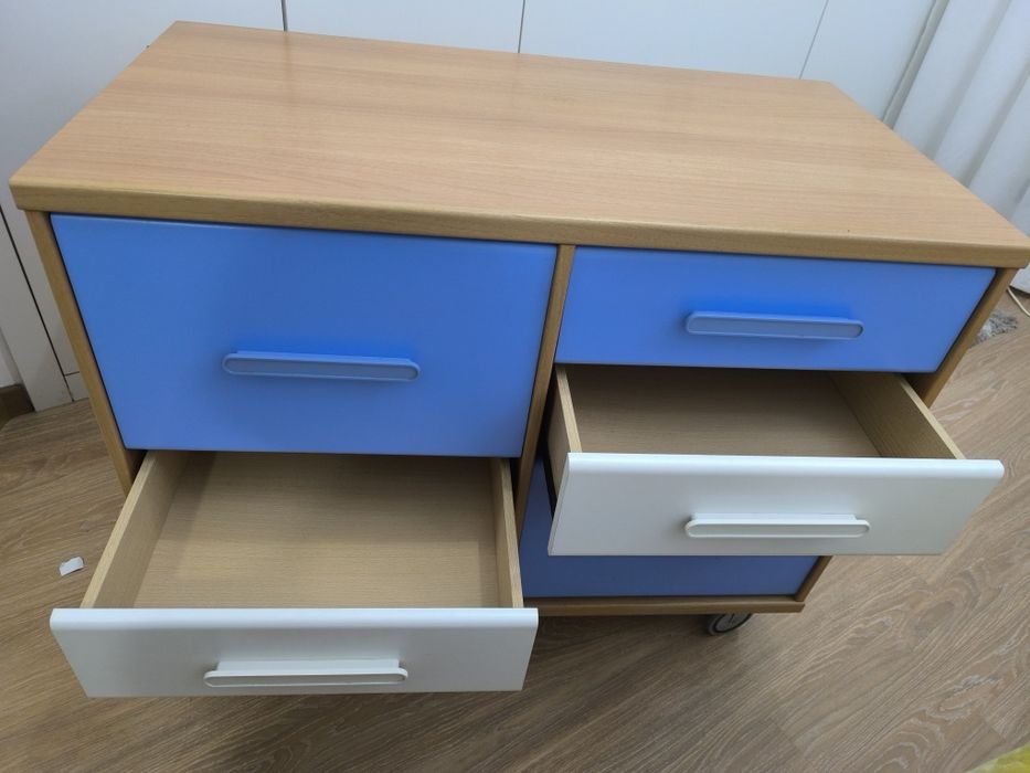 Cómoda de gavetas azul e branco