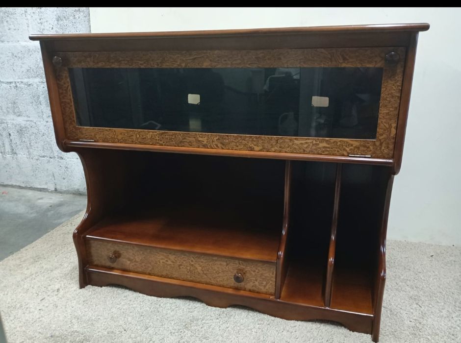 Belíssimo móvel anos 80
Multifuncional com iluminação. madeira maciça