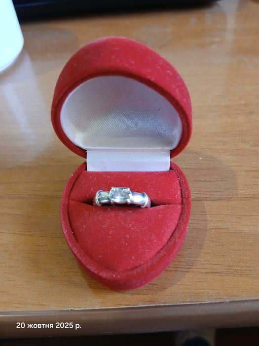 Срібні прикраси,сережки і каблучка