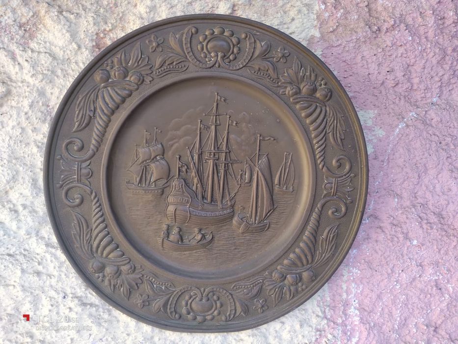 Prato em metal com o tema dos descobrimentos
