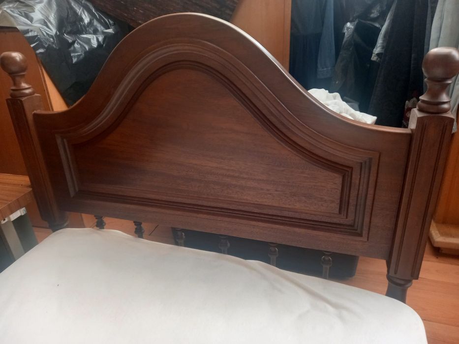 Cama de solteiro em madeira