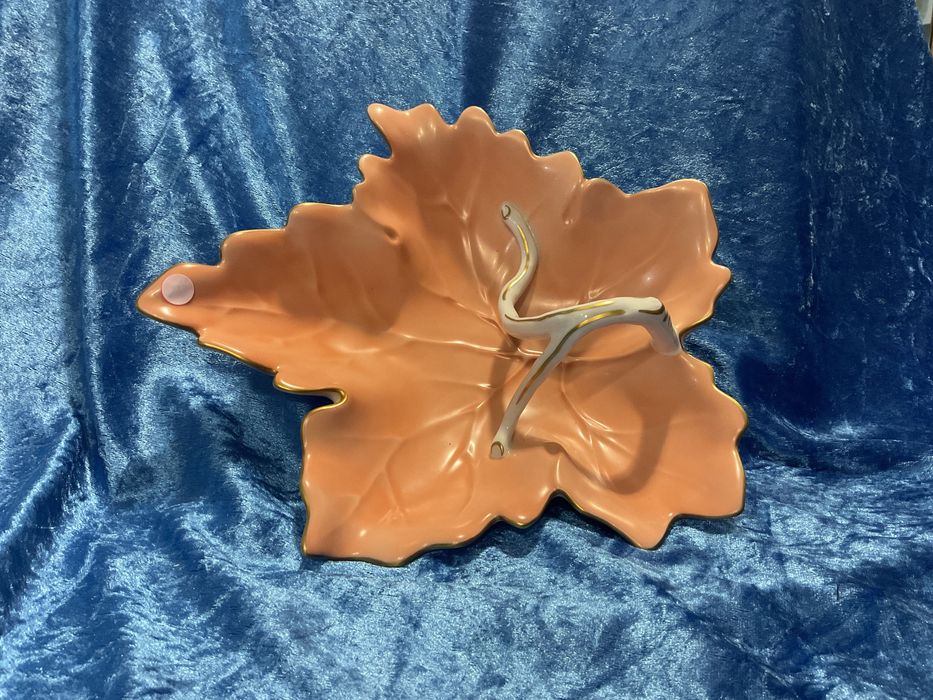 Folha porcelana vista alegre pintura manual  com 26 cm