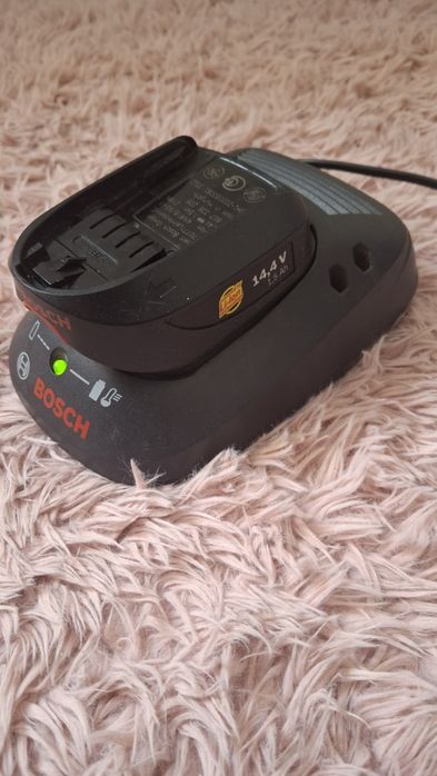 Vendo carregador de baterias bosch 14,4 v para apafusadora bosch linha verde.