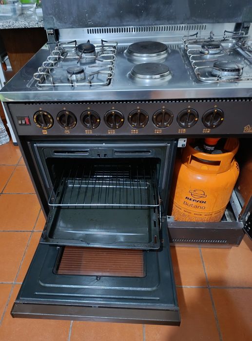 Fogão Marca S.I.A.R. com 4 Bicos a Gás e 2 Eletri