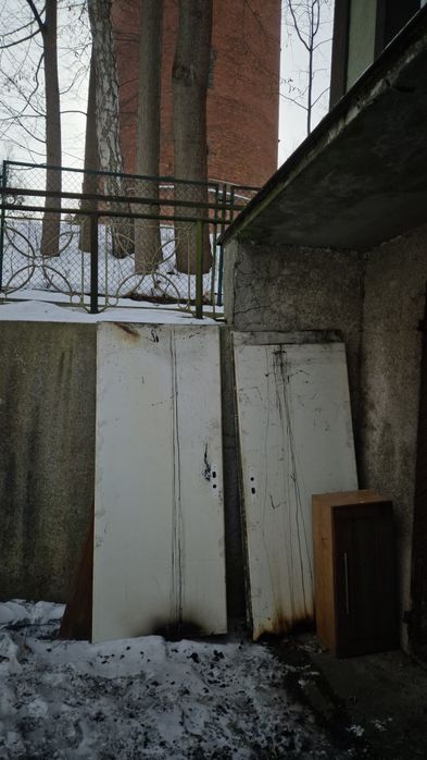 Drewno do spalenia drzwi szafka deski płyty
