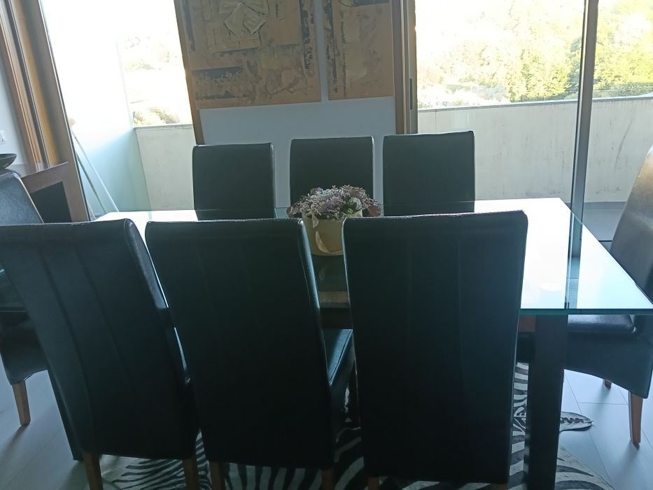 Mesa de jantar designr tampo em vidro temperado madeira , comprimento 2,20 cm , largura 1,10 e altura 75 cm com 8 cadeirões em pele genuína
