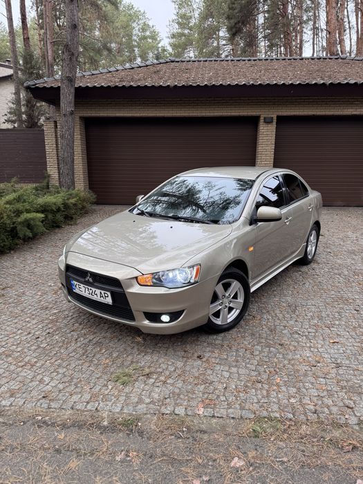 Официальный автомобиль куплен в салоне 2010 . Не бит Не крашен.Все стела родные вместе с лобовым . 2.0 газ/бензин ( вписан в т.п.)Вложений не каких не требует!!!
Комплектация: Мультируль.Круиз-контроль.
Подрулевые лепестки.Климат-контроль.
Стеклоподъемники.Автосвет.Автодождь.
Сигнализация + 2 ключа .Подогревы сидений и зеркал.Страховка на год . 
Любой вид переоформления. Все вопросы по телефону.