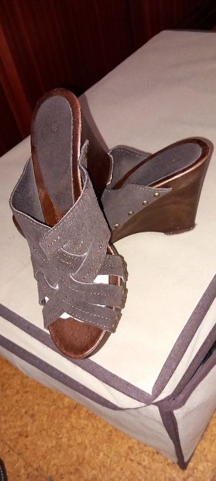 Calçado um Uns Novos . Outros igual Novo