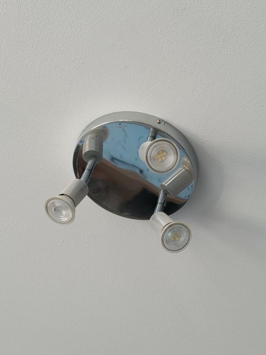 Plafon z 3 reflektorami