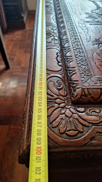 Arca em madeira entalhada