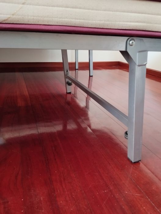 Estrado com gavetão e dois colchões 180x80