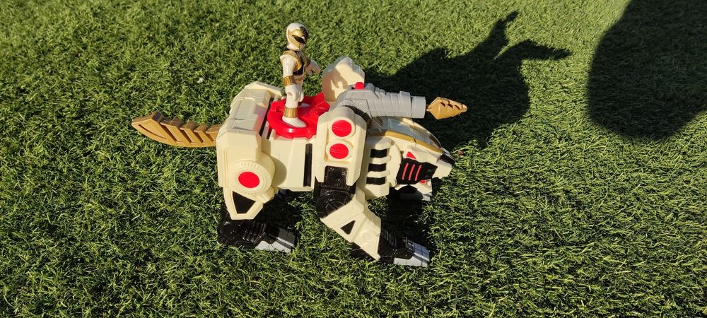 White Power Ranger with Animal64409188974593122