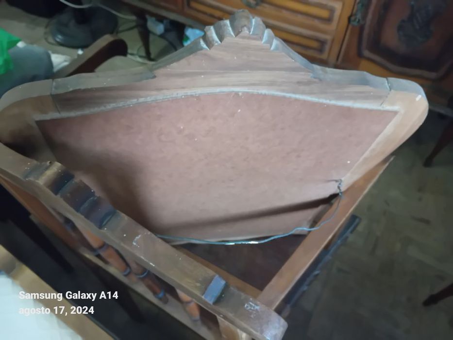 Espelho com moldura de madeira