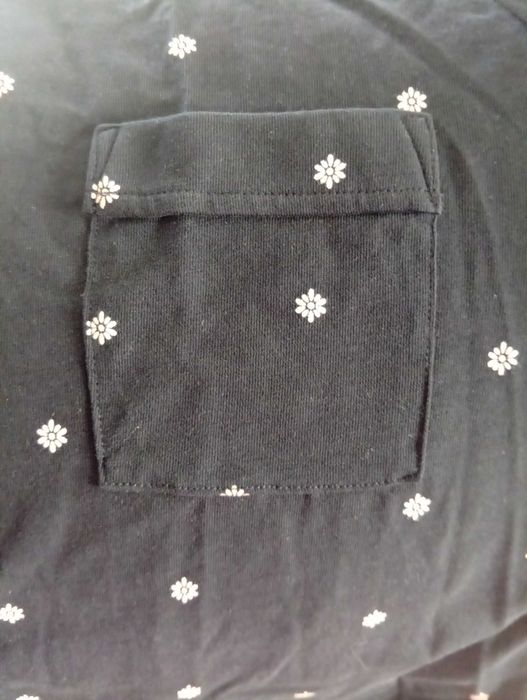 Camisa de dormir azul escuro e branco, com bolso