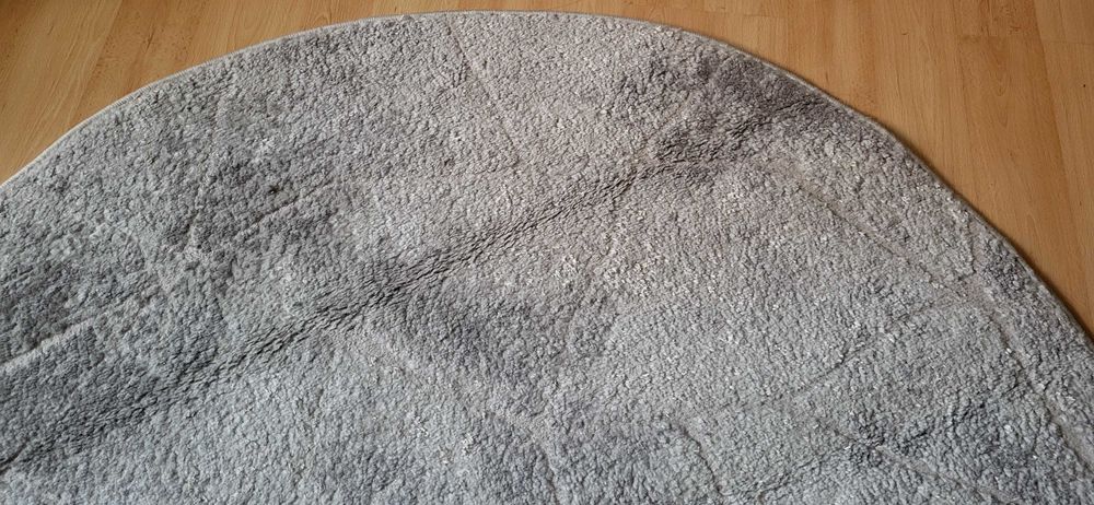 Szary okrągły dywan