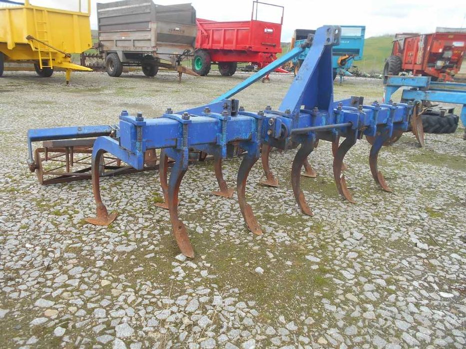 Cultivador de 11 dentes com grade e rol